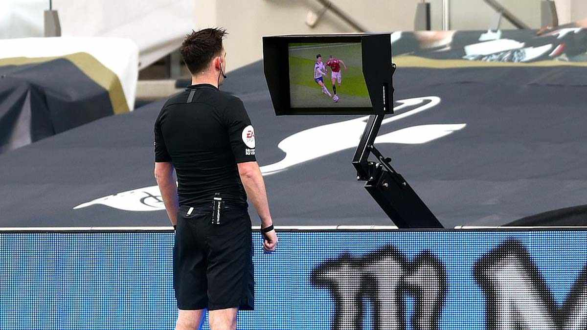 K&egrave;o VAR L&agrave; G&igrave; Trong C&aacute; Cược B&oacute;ng Đ&aacute;? C&aacute;ch Hiểu V&agrave; Soi K&egrave;o Đ&uacute;ng Bản Chất - Ảnh 1